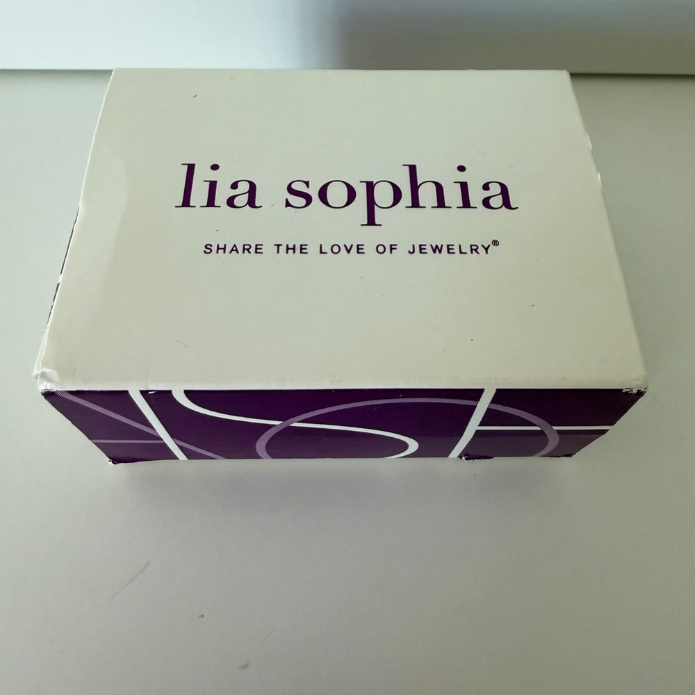 Sophia Gold Ring with Unique Design - Picture 3 of 9